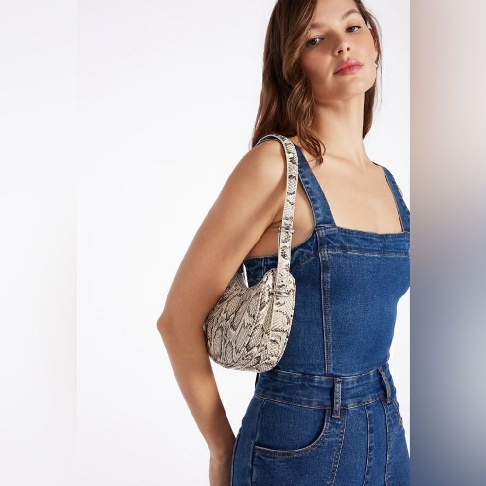 The Minimal Shoulder Bag
